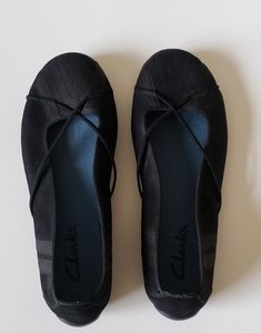 GREAT CONDITION! CLARKS BLACK SLIP ON FLATS